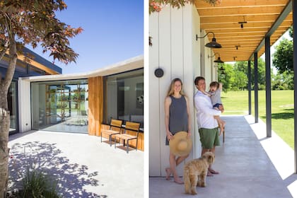 Agustina, Martín y Elisa en una de las galerías de la casa. La pared exterior fue revestida con madera de lapacho que recuperaron de una refacción.