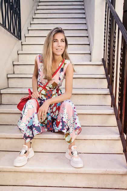 Agustina Mazzini Uriburu. Licenciada en Artes, profesora en la UNA y en la UP Top y falda de lino (Jazmín Chebar), cartera de cuero (Lazaro), zapatillas (Perramus)