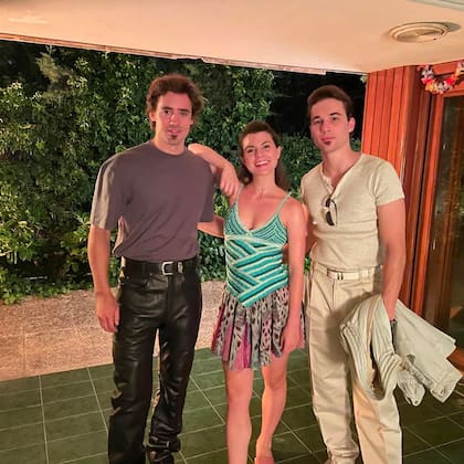 Agustina Palma, junto a Santiago Botto, quien interpreta a Martín Zorreguieta, hermano de Máxima, e Iván Lapadula, que tiene el papel de Tiziano Iachetti, un exnovio de Máxima