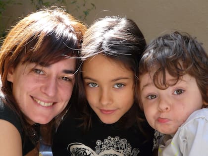 Agustina Posse junto a sus hijos Juana y Francisco