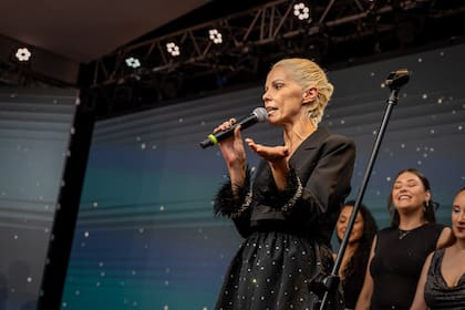 Agustina Rossi (Centro Rossi), miembro del jurado, subió a aceptar el segundo galardón de la noche