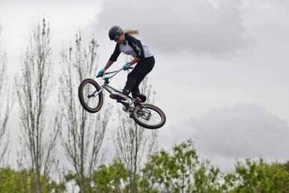 Agustina Roth y su arte en el aire de Puerto Madero: la pareja argentina ganó la medalla de oro en BMX Freestyle.