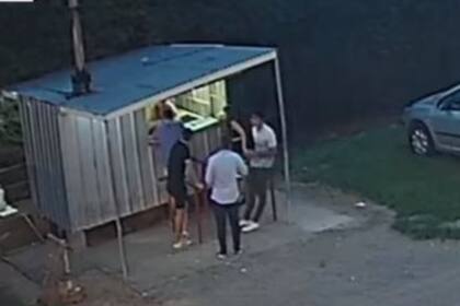 Agustina salió del boliche y se dirigió a un puesto de comidas en la salida del local donde compró una hamburguesa y una gaseosa