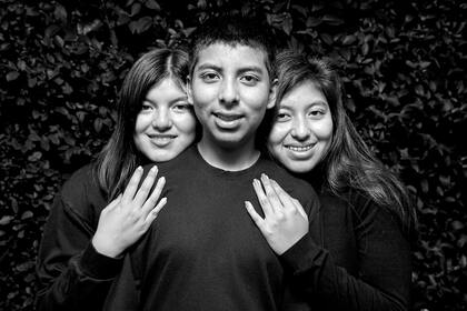 Agustina, Salvador y Brenda, el caso de tres hermanos que se cuenta en la muestra "Infancia interrumpida"