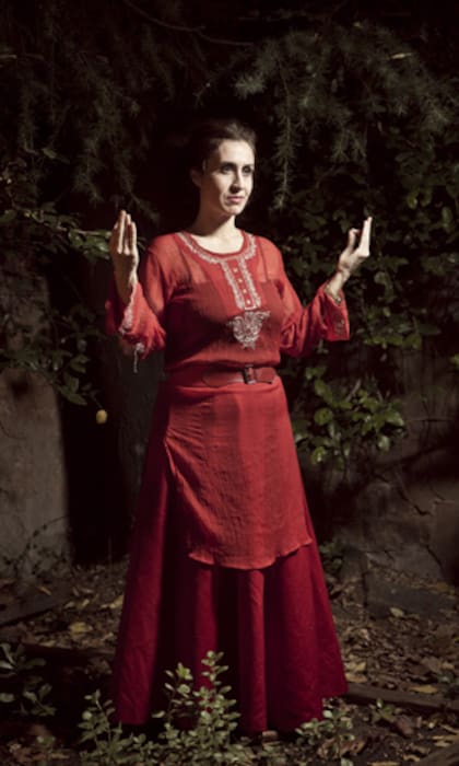 Agustina Taboada, sacerdotisa, en el jardín de su casa.