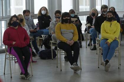 Agustina Vila con los centros de estudiantes en la Escuela N°16, en un encuentro posterior al acto