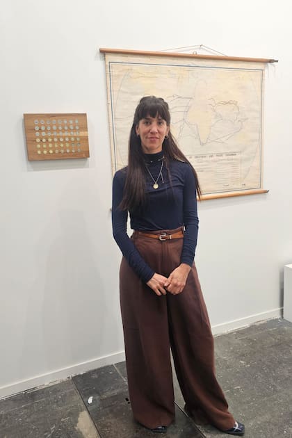 Agustina Woodgate, rodeada de sus cartografías, esta mañana, en Madrid