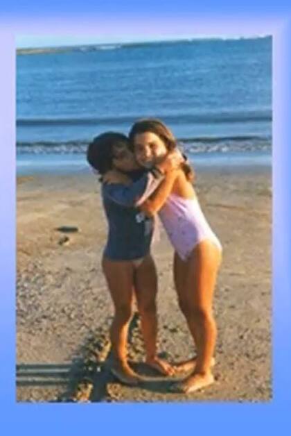 Agustina y Antonella se abrazan durante unas vacaciones en la playa