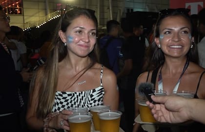 Agustina y Fernanda llegaron el viernes de Crdoba capital; se compraron ocho cervezas entre las dos y pagaron cerca de 50 mil pesos argentinos