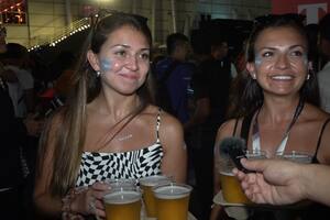 Ya venden cerveza a los hinchas en Qatar: colas de una hora, cuatro vasos por compra y argentinos entre los primeros