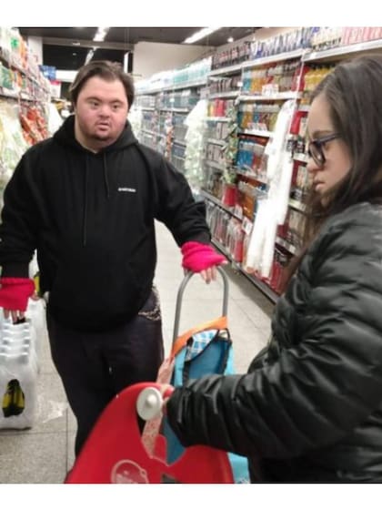 Agustina y Mateo fueron al supermercado solos cuando inicieron la prueba piloto de vivir solos por unos días