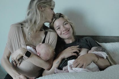 Agustina y su hija mayor, Camila, fueron madres al mismo tiempo: mientras ella fue mamá de Nirvana, Camila (Costantini) dio a luz a Athena (ya era mamá de Vicente).