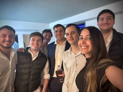 Santiago Caputo, junto al "Gordo Dan", Romo, Juan Pablo Carreira y Tomás Jurado, en los camerinos del teatro