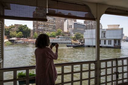 Ahdaf Soueif, novelista, filmando la mudanza de una casa flotante: “Se ha estado gestando, pero nunca pensé que realmente sucedería”.