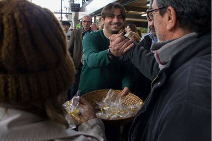 Ahjam trabajará en su tienda de venta al público, una sencilla "isla" con exhibidores que además servirá jugo y café en el Mercado Agrícola de Montevideo