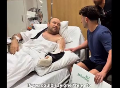 Ahmed al Ahmed, en el momento en que recibió el cheque