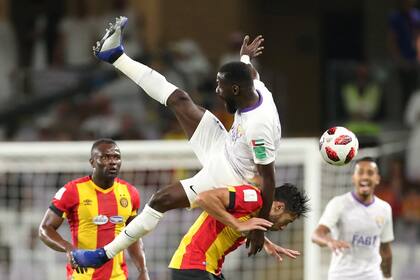 Ahmed Barman en el aire, sobre el cuerpo de Mohamed Belaili, del equipo africano.