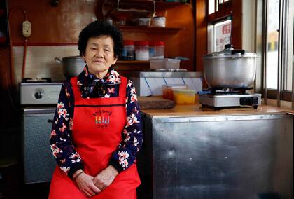 Ahn Okhee,76 años, cocina en un restaurante de Gamcheon. La restauración suele estar gestionada como empresas familiares.