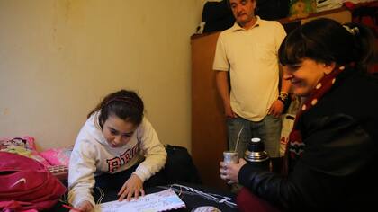 Ahora, Antonella puede estudiar en su habitación, frente a la mirada de sus padres, Alejandro y Gladys