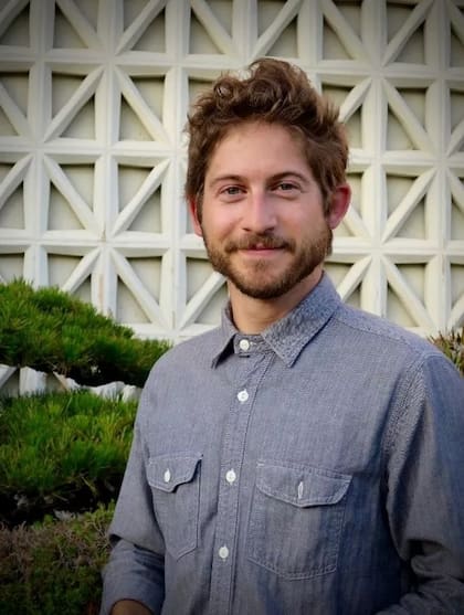 Ahora, con 34 años, Alex luce irreconocible con barba y cabello corto (Imagen: UCLA)