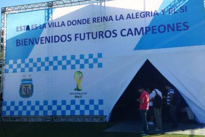 Ahora, el cartel fue a parar a otro lugar del predio