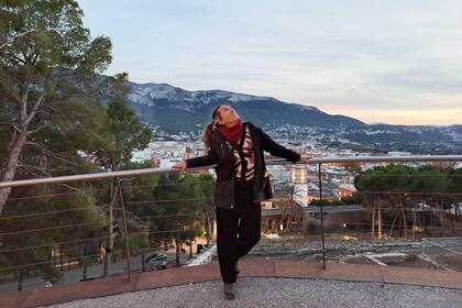 "...Ahora, el tema de la vivienda es preocupante. Es muy caro, tenés que compartir departamento con gente que no conocés, tener un monoambiente es un lujo. Fuera de esto, la vida acá está bien. Estás entre el mar y la montaña".