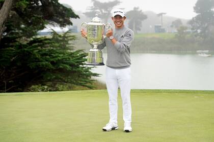 Ahora sí: trofeo en alto y sonrisa bien amplia para Morikawa