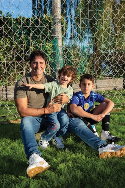"Ahora tengo
tiempo para ir a las reuniones de
padres del colegio de mis hijos”, cuenta mientras posa con sus más pequeños.