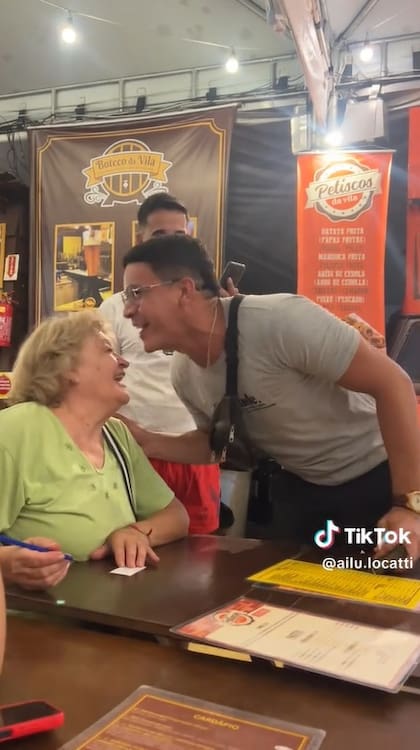 Ahora todos se sacan una foto con la abuela Mabel