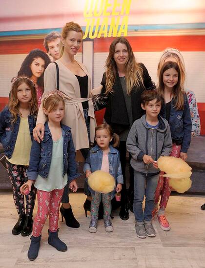 ¡Ahora una foto todos juntos! Las hermanas Neumann junto a sus retoños posando para los fotógrafos durante una salida familiar