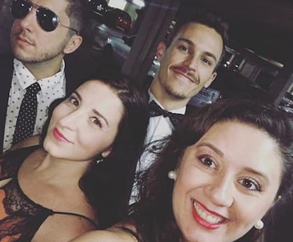 Ahora una selfie con amigos. Jey Mammon se divirtió bastante antes de brindar con Dalma y su flamante marido