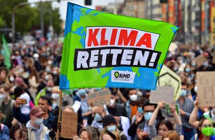 "Ahorre el clima" dice la pancarta de uno de los participantes de la protesta contra el calentamiento global y el cambio climático en Erfurt, Alemania, el viernes 24 de septiembre de 2021