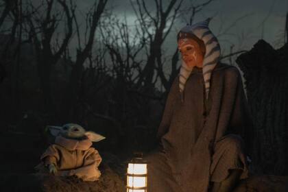 Ahsoka Tano interpretada por la actriz Rosario Dawson junto a la verdadera estrella de Star Wars: Baby Yoda