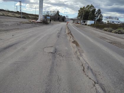 Ahuellamientos y roturas en la calzada de la ruta nacional N°151.