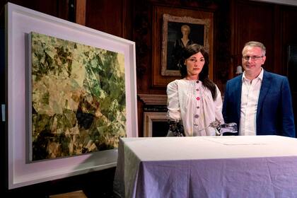 Ai-Da, la artista humanoide, se dio a conocer a los medios de comunicación antes de la apertura pública de una exposición de los primeros trabajos del robot