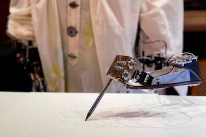 Ai-Da, la artista robot humanoide, dibuja un retrato de su creador Aidan Meller durante una demostración en un evento de lanzamiento para su primera exposición individual en Oxford