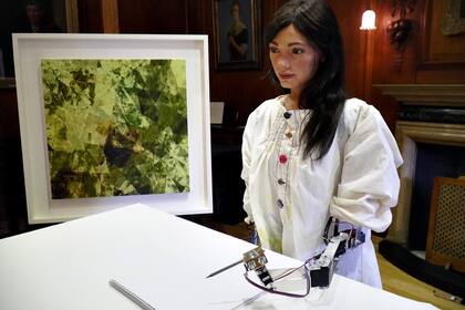 Ai-Da realiza bocetos con un lápiz atado a su brazo robótico. Su visión se ejecuta a través de algoritmos desarrollados por científicos de computación en Oxford
