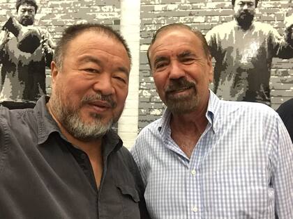 Ai Weiwei y Jorge Pérez con la obra adquirida por Related