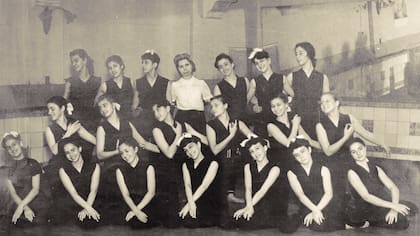 Aída Mastrazzi, con alumnas egresadas.