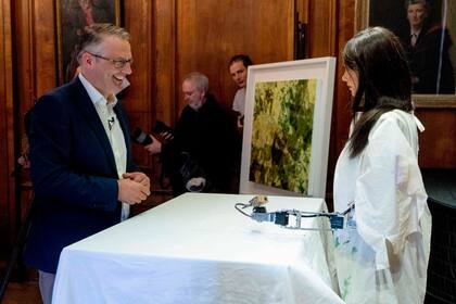 Aidan Meller se comunica con Ai-Da