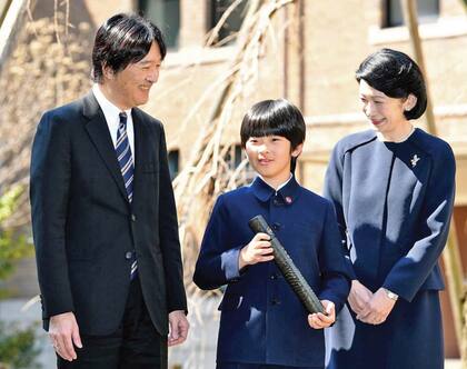 Los príncipes Akishino y Kiko con su hijo, Hisahito, en su primer día de escuela y el día de su graduación en Ochanomizu. A sus 13 años, el príncipe es la gran esperanza de la dinastía. 