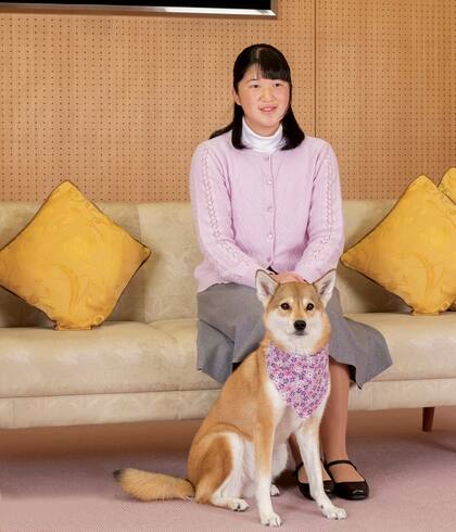 La princesa Aiko posa con su perro Yuri, en su cumpleaños número 17.