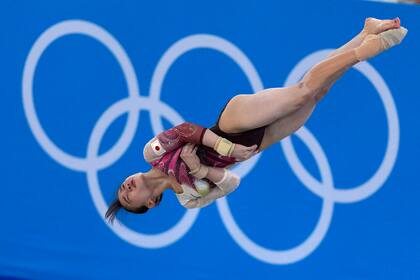 Aiko Sugihara, de Japón, se presenta en el piso durante las calificaciones de gimnasia artística femenina en los Juegos Olímpicos de Verano de 2020, el domingo 25 de julio de 2021, en Tokio.