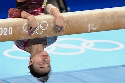 Aiko Sugihara, de Japón, se presenta en la viga de equilibrio durante las calificaciones de gimnasia artística femenina en los Juegos Olímpicos de Verano de 2020, el domingo 25 de julio de 2021 en Tokio.