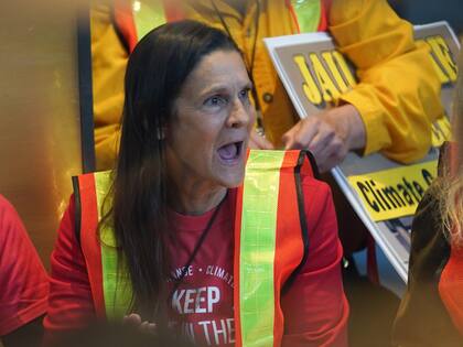 Aileen Getty protesta dentro de la Torre Paul Hastings durante el simulacro de incendio de Jane Fonda en febrero de 2020, en Los Ángeles
