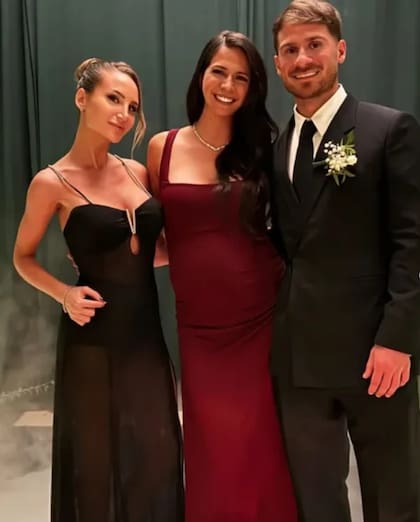 Ailén Cova junto a Alexis Mac Allister en el casamiento del hermano de su novio (Foto: Instagram/@ailencova)