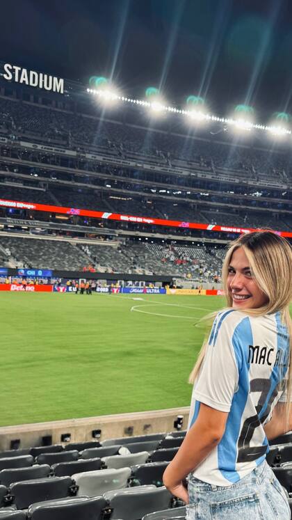 Ailén Cova posó desde un privilegiado lugar del MetLife Stadium. Foto/Instagram: @ailencova