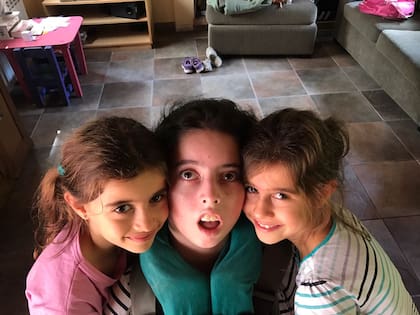 Ailén junto a sus hermanas gemelas de 7 años, Charo y Emma