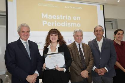Ailén Vila recibe su diploma de graduada