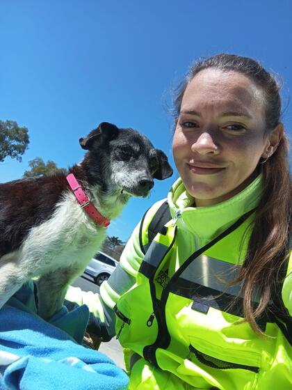 Ailén y Ciru, la perra rescatada.